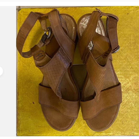Mz Mooze Nubuck tan wedge sandal size 9 - Picture 1 of 3